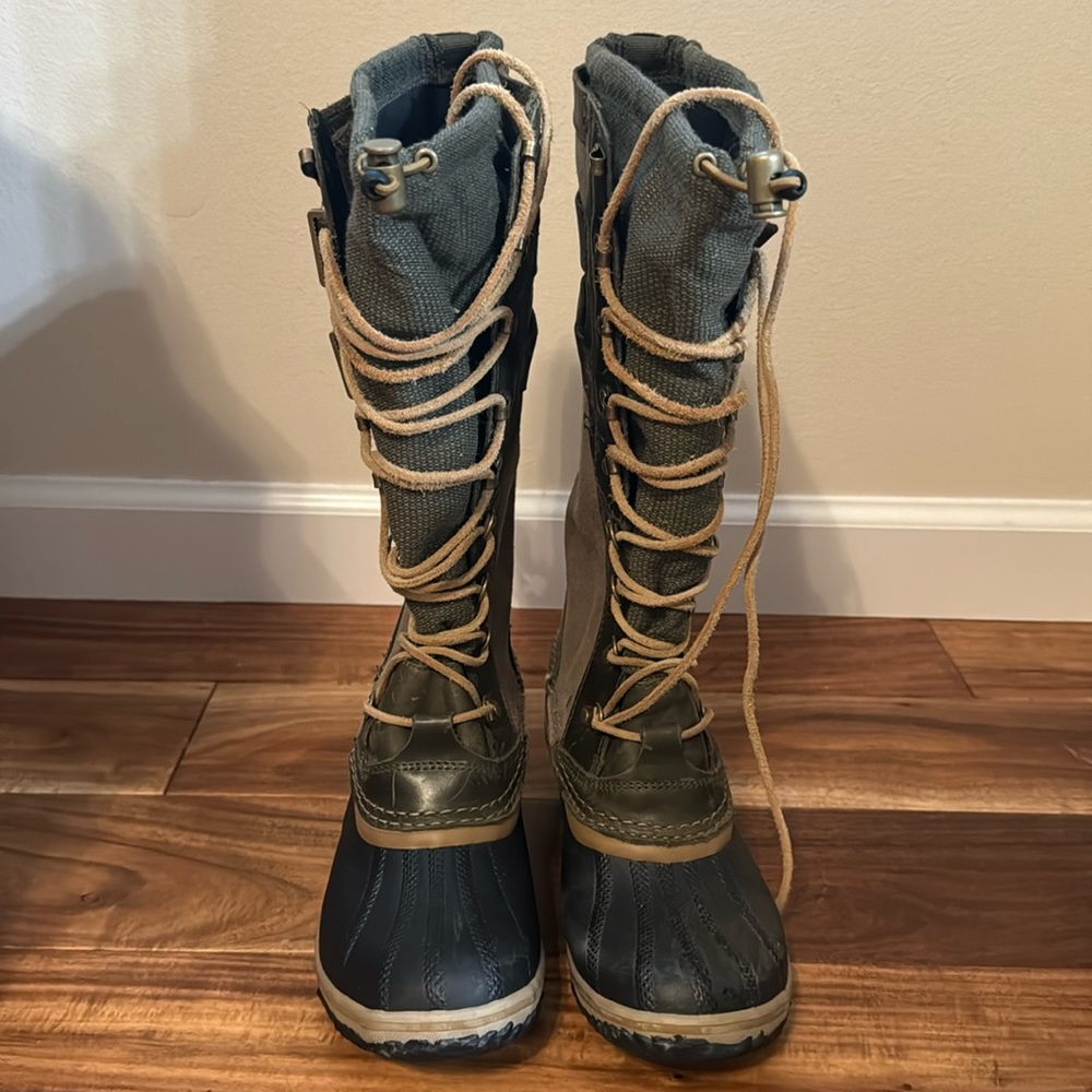 New, never worn Sorel Conquest waterproof boots size 8